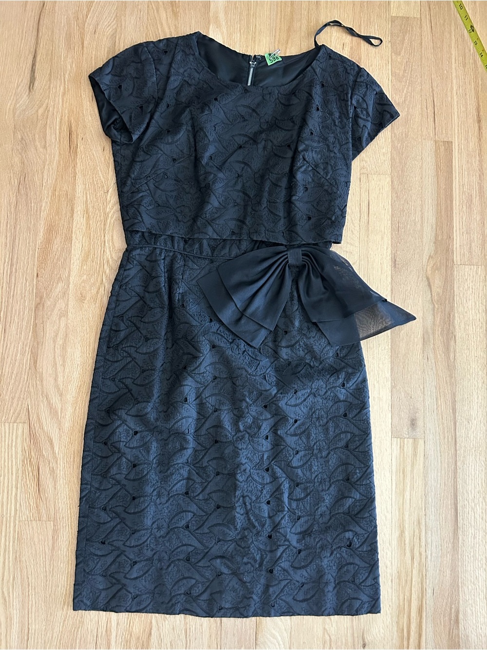 Vintage sheath appliqué bow black dress cap sleeve 80s 90s small medium 4-6